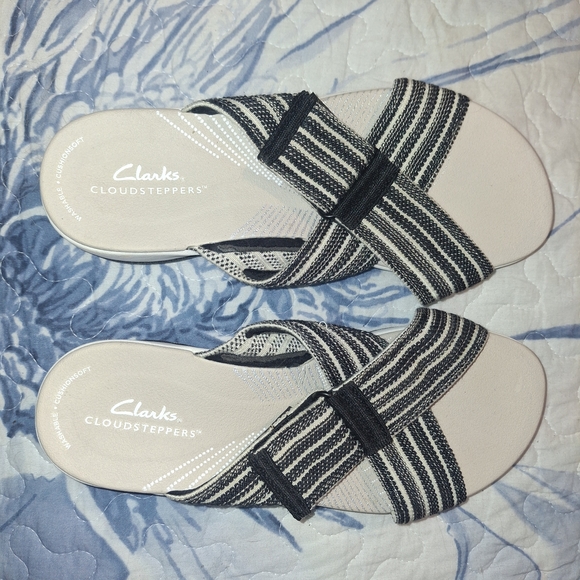 Clarks Cloudsteppers Women's Striped Black and Cream Sandals - Picture 1 of 2